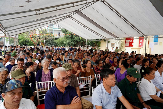 Người dân ngồi chật kín nhà văn hóa nghe thông tin giá đền bù đất tại siêu dự án Olympic 925.000 tỷ đồng có quy mô lớn nhất lịch sử Vingroup