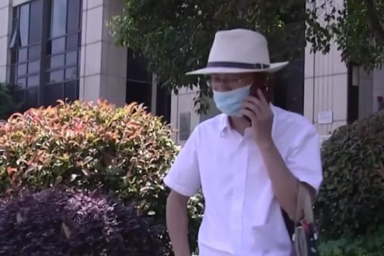 Ra ngân hàng xin rút 579 triệu đồng từ tài khoản của người cha quá cố, người đàn ông bị nhân viên từ chối: “Chúng tôi chỉ làm theo quy định”