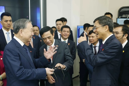 Tổng Bí thư, Chủ tịch nước trải nghiệm sản phẩm ứng dụng AI ở biểu tượng của “Con đường tơ lụa số” TQ