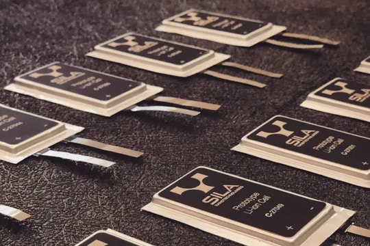 Pin càng 'trâu', máy càng mỏng: Apple, Samsung và Google có đang bỏ lỡ cuộc chơi lớn nhất của smartphone?