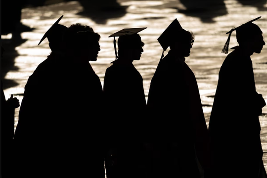 Cầm bằng đại học 4 năm, nợ 1 tỷ đồng rồi thất nghiệp vì AI: Thế hệ Gen Z và cuộc chiến giành giật việc làm từ tay Robot