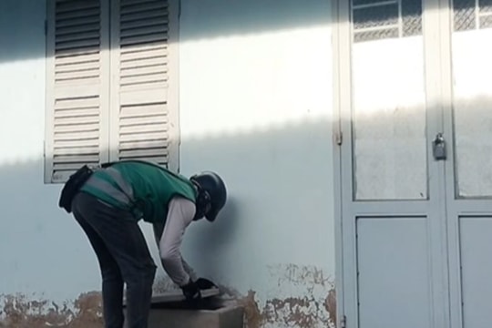 Shipper giao đơn nhưng vào nhà không thấy ai, chủ về lấy camera an ninh đăng lên mạng