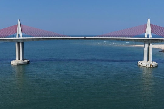 Việt Nam sắp hoàn thành cầu vượt biển dài nhất miền Trung trị giá 2.400 tỷ, chuẩn bị thông xe vào đúng dịp đặc biệt
