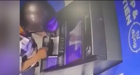 Clip: Người đàn ông lấy 128 triệu đồng tại máy ATM, công an đang truy tìm