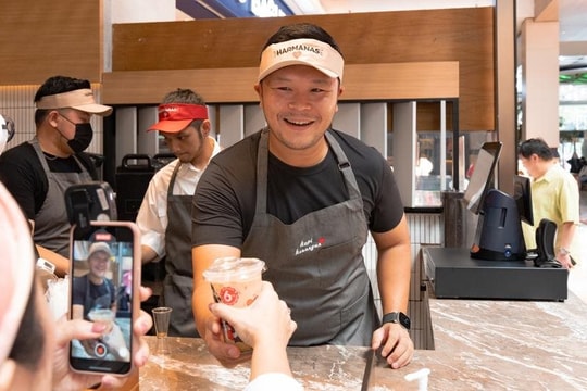 Chuỗi cà phê sắp lật đổ Starbucks tại ĐNÁ: Giá chỉ hơn 30.000 đồng/cốc, cứ mỗi ngày lại mở thêm 1 cửa hàng, founder mới 37 tuổi