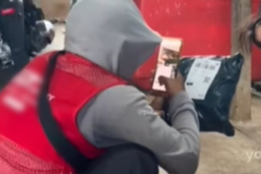 Shipper vào nhà giao hàng đúng lúc khách nữ đang ngủ say, hành động khiến chủ nhà quay video đăng ngay lên mạng