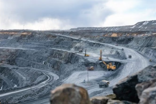 Phát hiện 8 xe tải 90 tấn Trung Quốc không người lái, dùng mạng không dây, im lặng di chuyển giữa tấn bụi