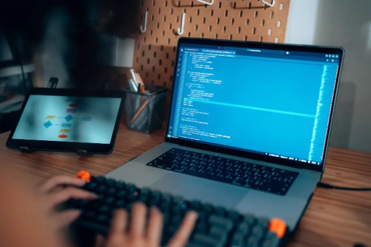 Kỹ sư công nghệ có phải “nạn nhân đầu tiên” của AI? 3 bài học sống còn trong kỷ nguyên mới