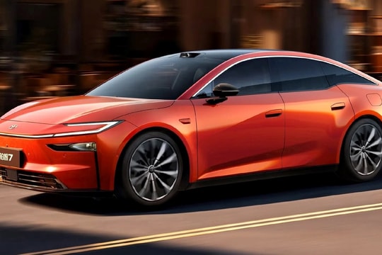 Ai nói Toyota không biết làm ô tô điện: Hãng vừa ra mắt mẫu xe lớn hơn Camry, ngập trang bị mà giá chỉ tương đương 560 triệu