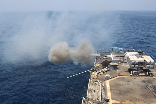 Tàu khu trục Mỹ nã pháo vào tàu hàng Iran