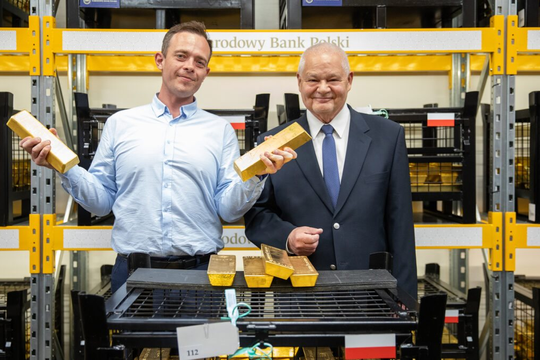 Tổng thống lẫn thống đốc NHTW muốn bán một phần trong số 550 tấn vàng dự trữ để mua vũ khí, bộ trưởng tài chính một nước châu Âu nói thẳng: Đi vay EU còn hơn