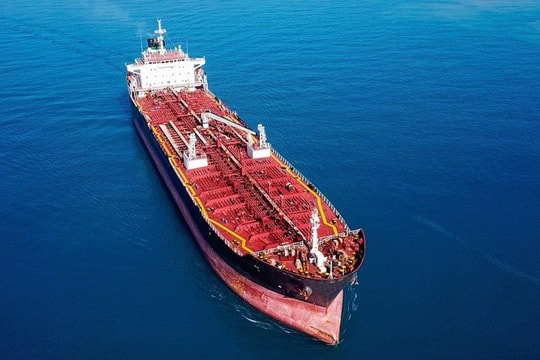 Công ty quản lý đội tàu chở dầu lớn nhất Việt Nam báo lãi tăng đột biến, cổ phiếu "bốc đầu" kịch trần