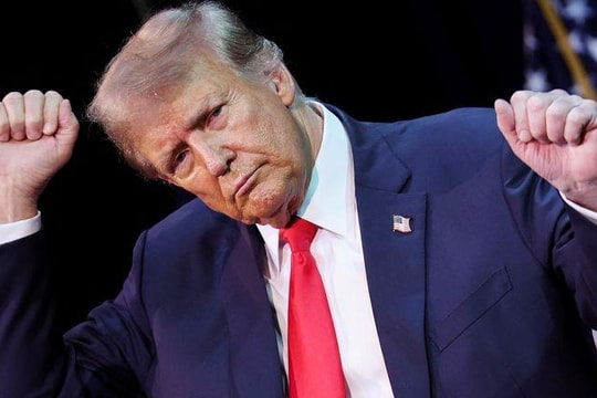 Ông Trump bất ngờ cảm ơn Iran vì hàng trăm tàu chuyển hướng tới Mỹ hút dầu