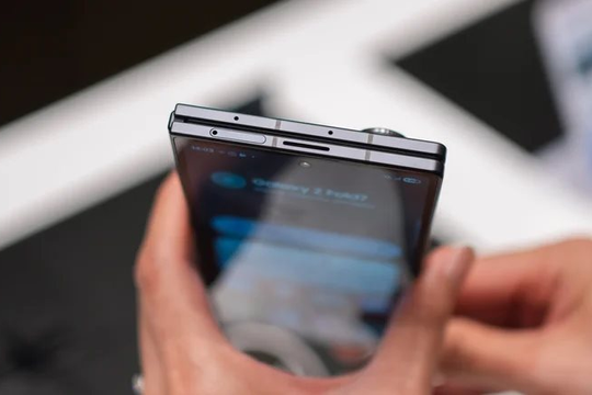 Phát hiện 2 "lỗ nhỏ" mới xuất hiện gần đây trên điện thoại Samsung - Người dùng tuyệt đối không bịt vào