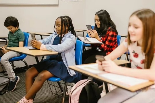 99% trường học tại Anh cấm smartphone: Quyết định lịch sử hay bước lùi của giáo dục số?
