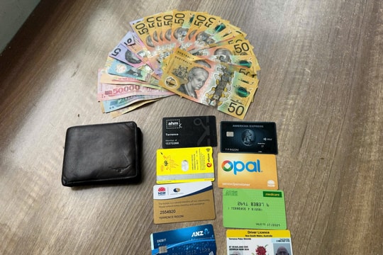 Phát hiện 1 chiếc ví màu đen có 300.000 đồng, 830 AUD và loạt thẻ tín dụng trên đường đi chợ: Công an sử dụng biện pháp nghiệp vụ vào cuộc