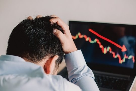 Khối ngoại bán ròng đột biến hơn 2.000 tỷ đồng phiên cuối tuần, cổ phiếu nào là tâm điểm "xả hàng"?