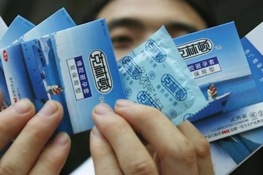 Người Trung Quốc kêu gọi nhau tích trữ số lượng lớn bao cao su 