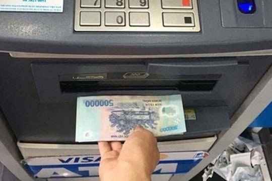 Phát hiện hơn 56 triệu đồng tiền mặt nằm chơ vơ ở khay tiền của cây ATM: Công an khẩn trương dùng biện pháp nghiệp vụ vào cuộc