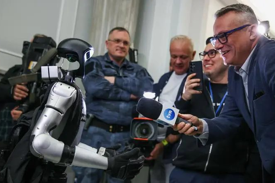 90% đơn hàng robot hình người chỉ để… chụp ảnh? Sự thật ngã ngửa phía sau những bản hợp đồng robot “khủng” tại Trung Quốc