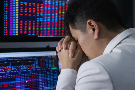 Loạt tên tuổi đánh tiếng giảm tự doanh cổ phiếu, chuyện gì đang xảy ra?