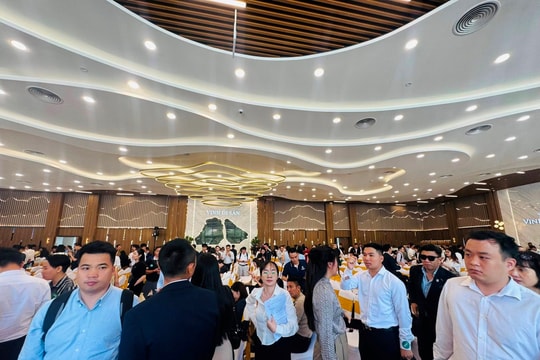 Hàng nghìn người “đổ bộ” Hạ Long ngày đầu nghỉ lễ vì siêu dự án 18 tỷ USD của tỷ phú Phạm Nhật Vượng
