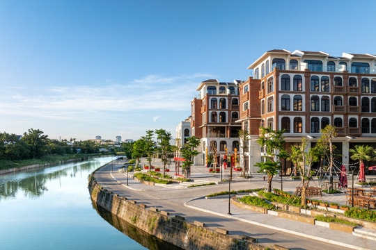 1 khách sạn ở Huế đang gây chú ý với kiến trúc lấy cảm hứng di sản từ đại nội: Chỉ cách sông Hương 5 phút đi bộ, có sân pickleball riêng tư