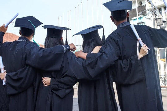 Cầm bằng cử nhân đi... bán đồ điện: Cơn ác mộng "thất nghiệp trắng tay" của Gen Z thời AI