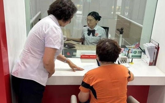 Người phụ nữ đến ngân hàng yêu cầu rút 424 triệu đồng tiền tiết kiệm, giao dịch viên đang làm thủ tục phải vội báo công an