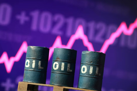 Eo biển Hormuz vẫn "cửa đóng then cài": Giá dầu nhảy vọt 2%, vàng quay đầu giảm sau chuỗi 4 tuần