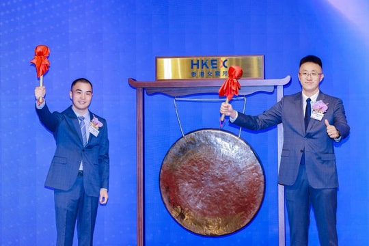 Từ tay trắng thành tỷ phú USD sau 1 đêm nhờ bán "mắt thần" cho Robot