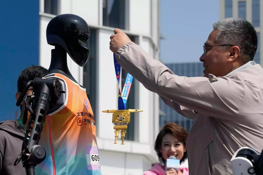 Tiến sĩ 46 tuổi thành tỷ phú USD nhờ công ty vô danh, nổi tiếng giới công nghệ khi giúp Robot đoạt huy chương vàng chạy marathon