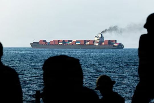 Eo Hormuz bị đóng, món đồ Trung Quốc vẫn băng băng trên lối đi khác: Thành "cứu tinh" cho một loạt quốc gia