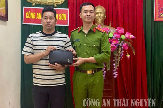 Phát hiện 28 triệu đồng tiền mặt nhiều mệnh giá cùng điện thoại iPhone 14 pro ở sân bóng, công an yêu cầu một người đàn ông tới làm việc