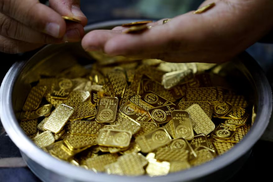 Giá vàng sẽ đi đâu về đâu?: 31 chuyên gia đồng loạt dự đoán con số cao nhất 14 năm khảo sát