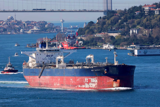 Hai tàu chở hơn nửa triệu thùng dầu Nga đang chuẩn bị cập bến một nước Nam Mỹ bất ngờ quay đầu, đi thẳng đến châu Á