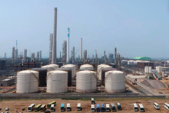 Bị Mỹ trừng phạt vì mua dầu Iran, gia tộc đứng sau tập đoàn lọc dầu Trung Quốc mất trắng 36 nghìn tỷ 