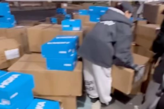 Shipper tự mở cửa công ty dù không thấy bóng người, chủ về trích xuất camera an ninh đăng hết lên mạng