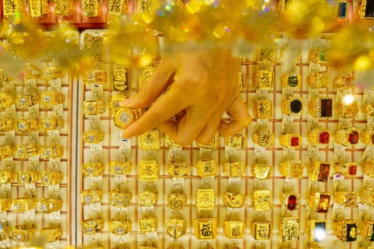 Tối 28/4, giá vàng giảm mạnh