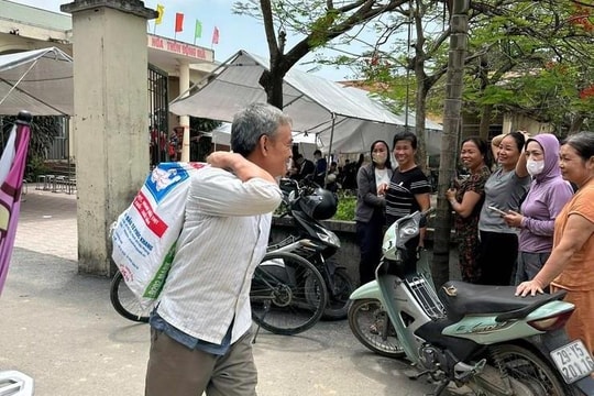 Cảnh chưa từng có tại dự án lớn nhất lịch sử 925.000 tỷ đồng của Vingroup: Người dân vác bao tải đi nhận tiền đền bù