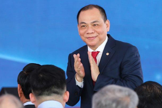 Tỷ phú Phạm Nhật Vượng bất ngờ xuất hiện bên cạnh Warrren Buffett