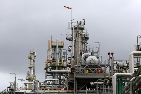Bị Moscow thẳng tay cắt đứt nguồn cung hàng triệu thùng dầu, một nước EU 'cầu cứu' nước láng giềng của Nga