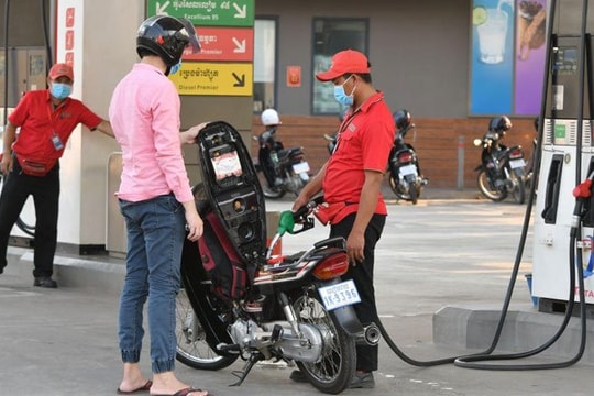 Bất chấp nhiều loại thuế phí về 0, giá xăng tại Campuchia vẫn tiếp tục tăng rất cao