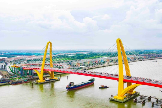 Cây cầu 2.300 tỷ do doanh nghiệp của tỷ phú Phạm Nhật Vượng xây dựng, sở hữu kỷ lục chưa từng có về tốc độ xây dựng công trình bắc qua sông Cấm
