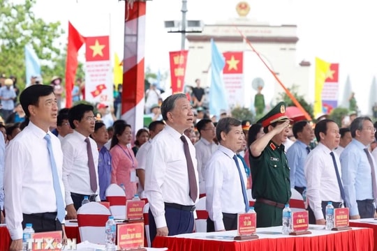 Tổng Bí thư, Chủ tịch nước dự Lễ Thượng cờ "Thống nhất non song"