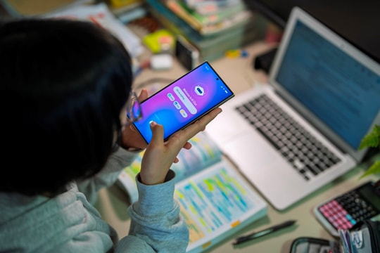 Cảnh báo: Chatbot AI đang bí mật "nịnh bợ" và nói dối để làm hài lòng bạn