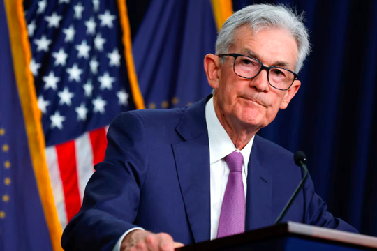 Fed giữ nguyên lãi suất ở mức cao nhất trong hơn 3 thập kỷ, các quan chức có động thái hiếm thấy