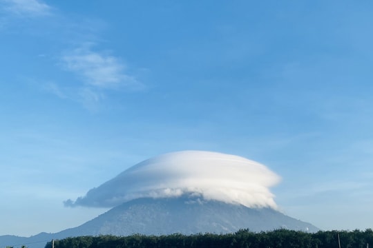 Không phải Đà Lạt, đây là ngọn núi ở miền Nam càng lên cao càng mát, có lúc chỉ 15–17 độ C, sau 17h có trải nghiệm rất lạ