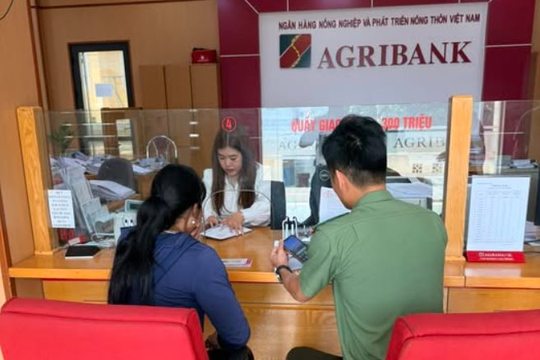 Người phụ nữ SN 1991 đến chi nhánh ngân hàng Agribank rút 26 triệu đồng, giao dịch viên đang làm thủ tục phải vội báo công an