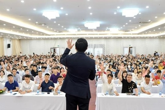 Một công ty "dạy làm giàu" phải dừng bán khóa học, chủ tịch là diễn giả nổi tiếng bất ngờ xin từ chức